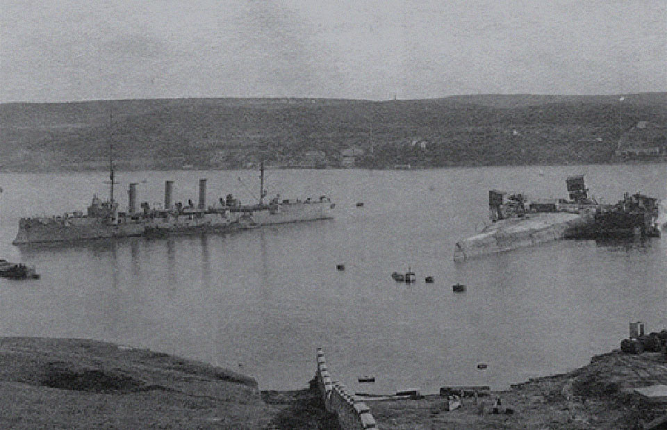 Поднятия затонувшего линкора "Императрица Мария" в Северной бухте Севастополя, апрель 1918 года. Фото © Вооружение России и мира