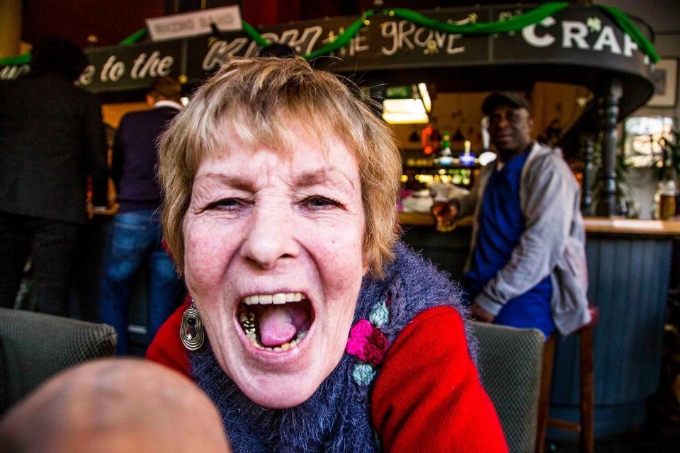 Фото ©MARCO SCONNOCCIA/ Женщина делится с камерой своим прекрасным настроением в пабе на Ладброк Гров