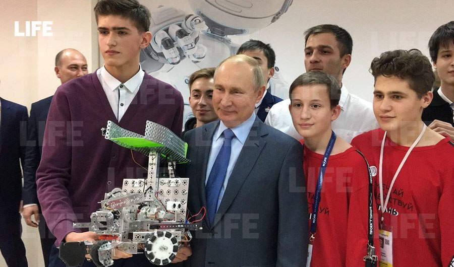 Президент России Владимир Путин с разработчиками робота — сборщика мусора. Фото © LIFE / Павел Баранов
