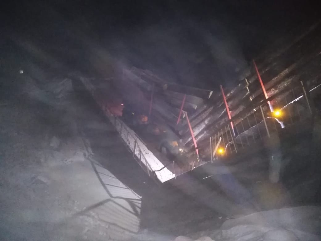 Корабль сломал мост. Макарово мост Киренск. Большегруз рухнул в реку. Пожар в Киренске Иркутской области. Грузовик рухнул в реку вместе с мостом в Свердловской области.
