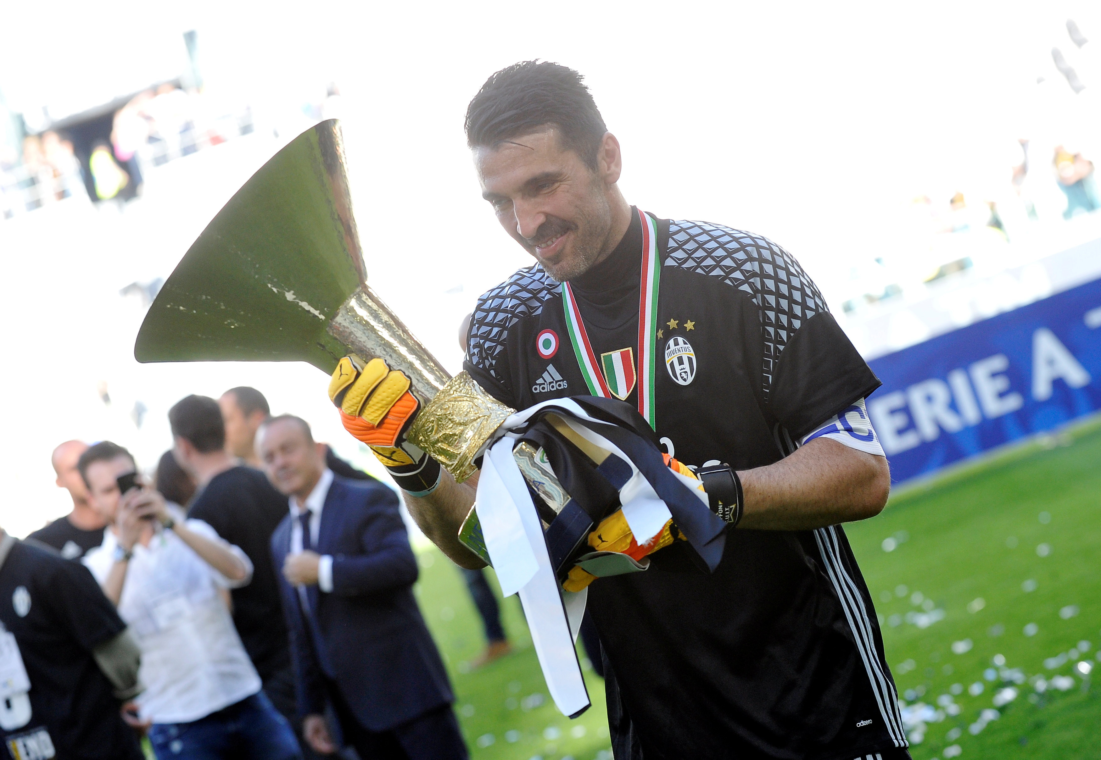 Буффон с трофеем чемпионов Италии 2017 года. Фото: Reuters