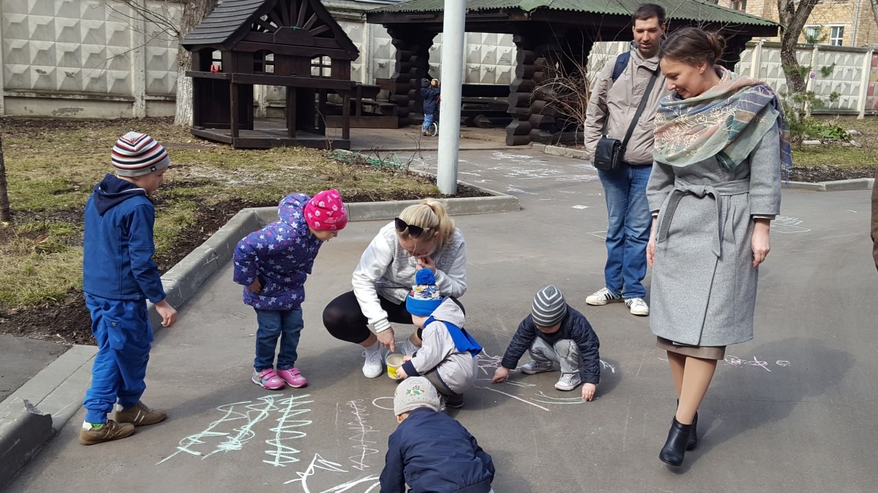 Анна Кузнецова посещает детей, возвращённых из приёмной семьи в центре содействия семейному воспитанию "Наш дом".