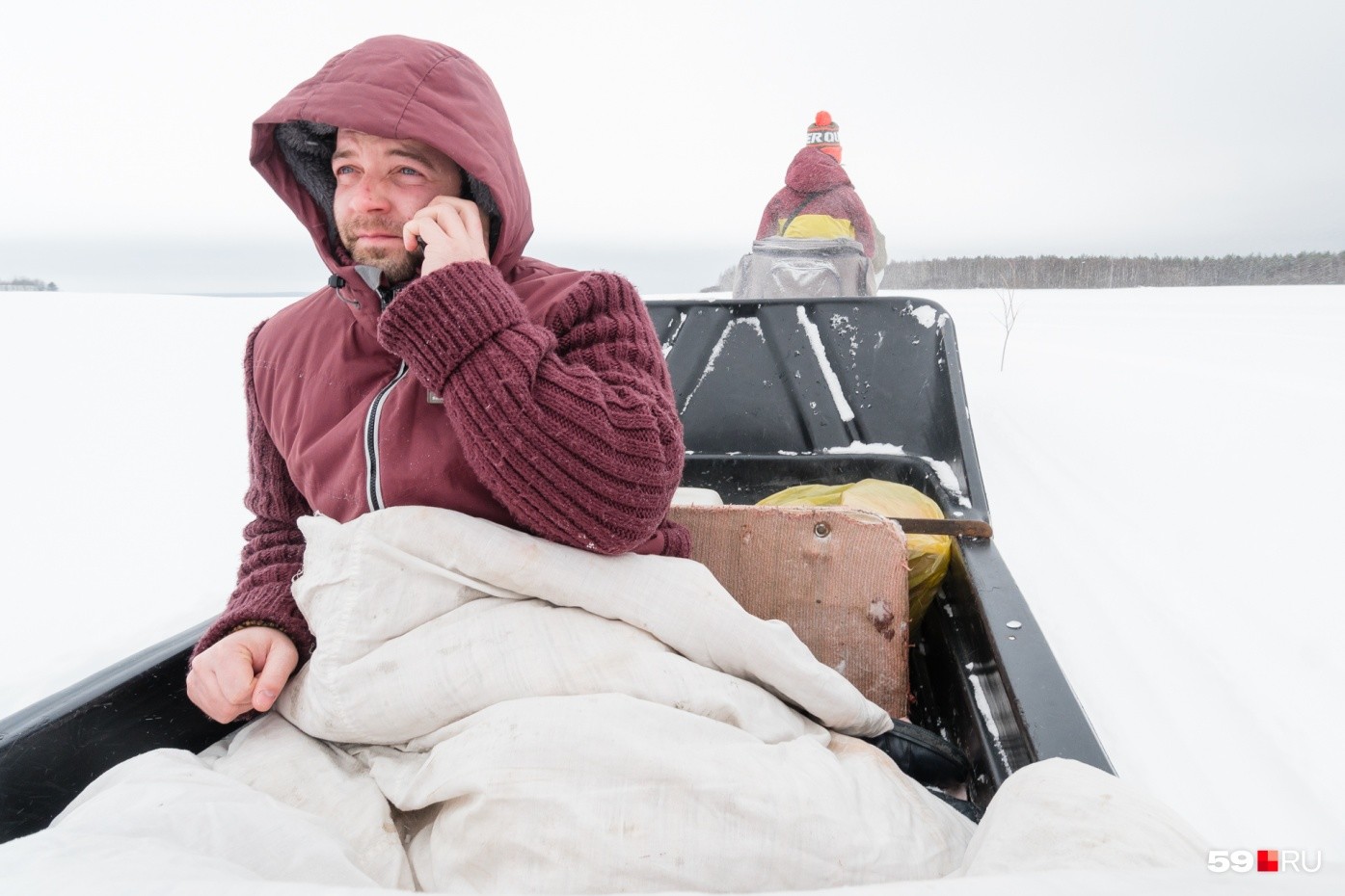 Зимой медики и местные жители добираются по Каме на "Буране", а летом — на лодке. Фото © 59.ру / Сергей Федосеев