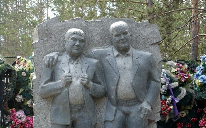 "Толстяков" Ключевского и Жарова даже похоронили вместе. Фото © "Вечорка"