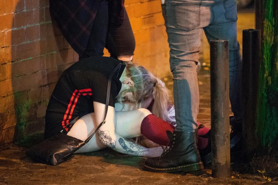 Фото ©LONDON NEWS PICTURES/ Ночная гулянка в Манчестере оказалась тяжёлой для этой девушки.