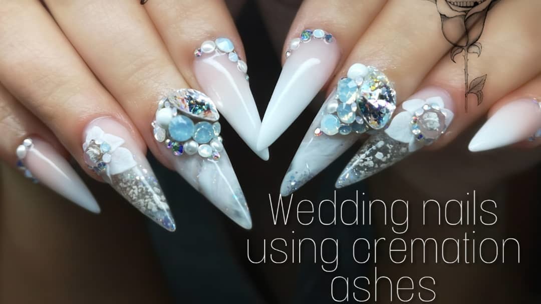 Фото © Instagram/kirstymeakin Текст на фото: свадебные ногти с использованием праха