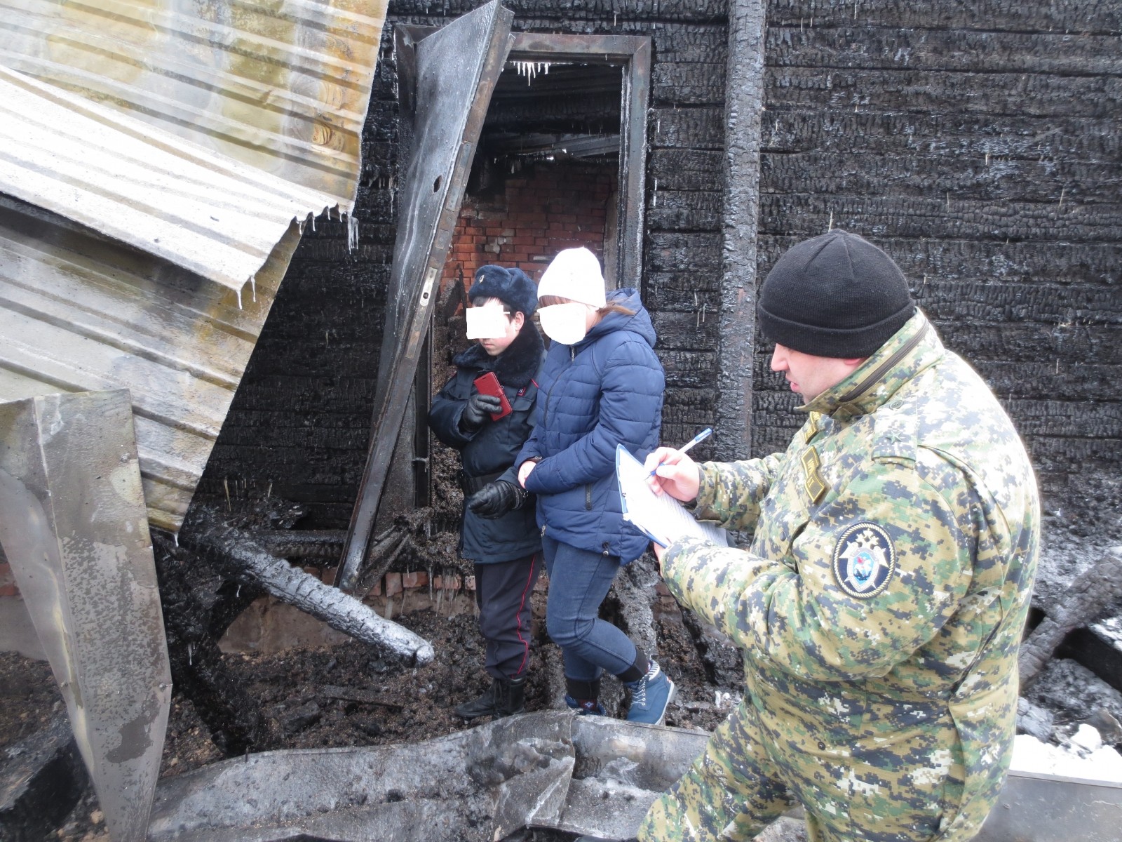 Обвиняемая на месте пожара. Фото: © Пресс-служба СУ СКР по Пермскому краю