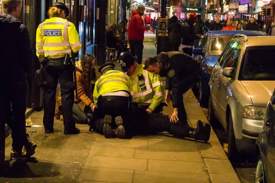 Фото ©SWNS:SOUTH WEST NEWS SERVICE/ Кто-то слишком много выпил, но полиция Лондона вовремя приходит на помощь.