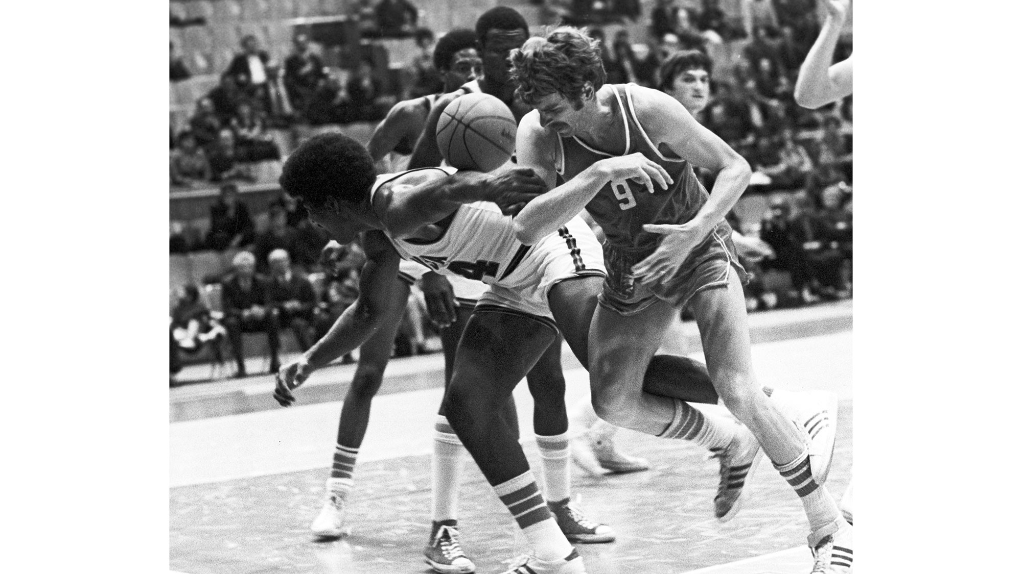 Матч баскетбола 1972. Едешко баскетболист Олимпийский чемпион.