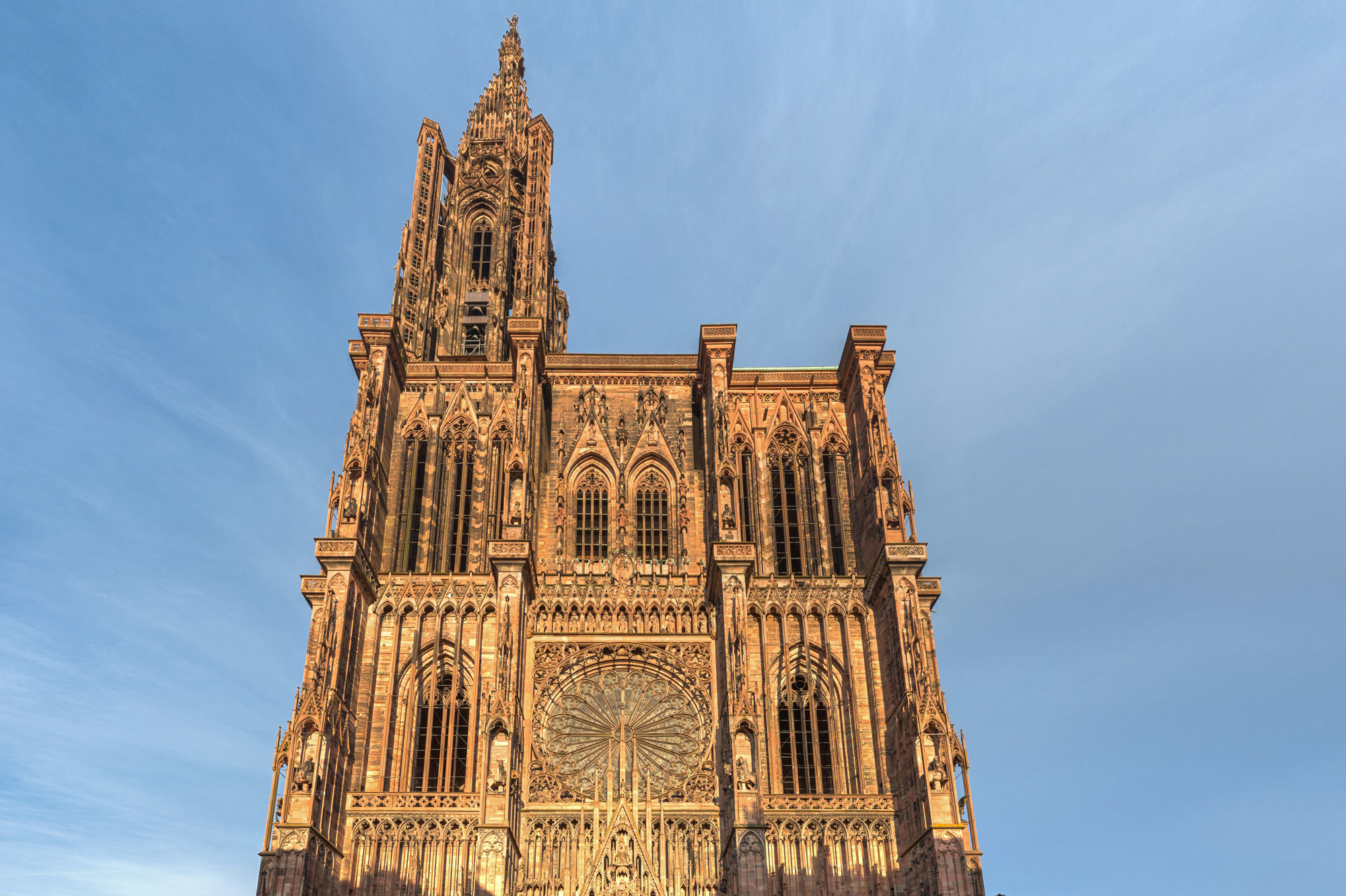 <p><a href="https://upload.wikimedia.org/wikipedia/commons/7/7e/Strasbourg_Cathedral_Exterior_-_Diliff.jpg" target="_self">wikipedia.org</a></p>
