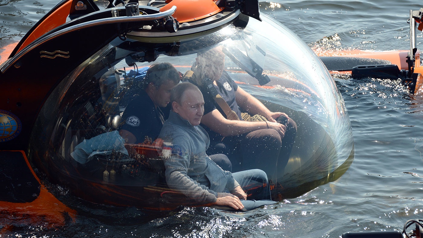 Люди опустившиеся на дно. Батискаф подводная лодка. Погружение Путина в батискафе.