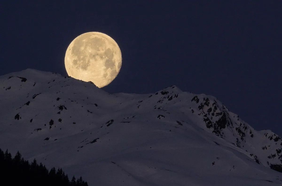 Какая луна будет 27. Полнолуние 2020. Снежная Луна. Луна Холодное полнолуние. Ледяная Луна.