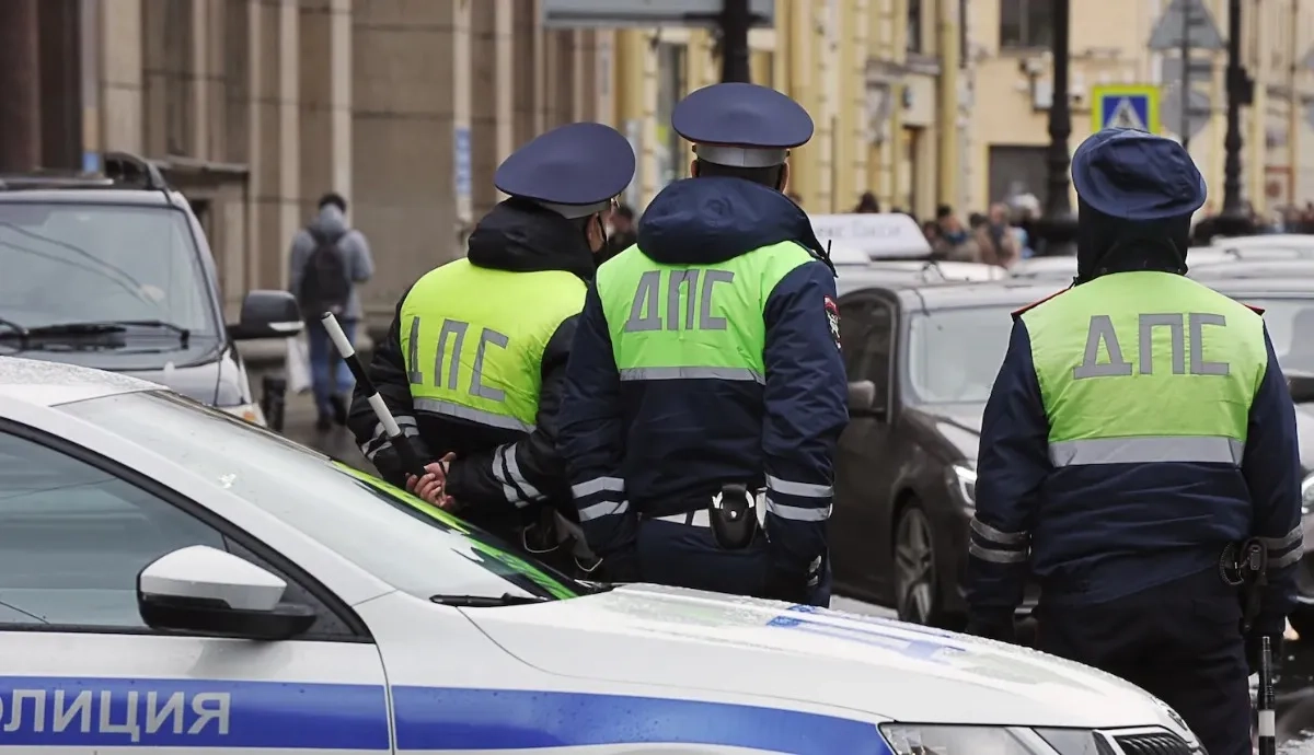 В Саратове пьяный водитель напал с ножом на полицейских, остановивших его  машину