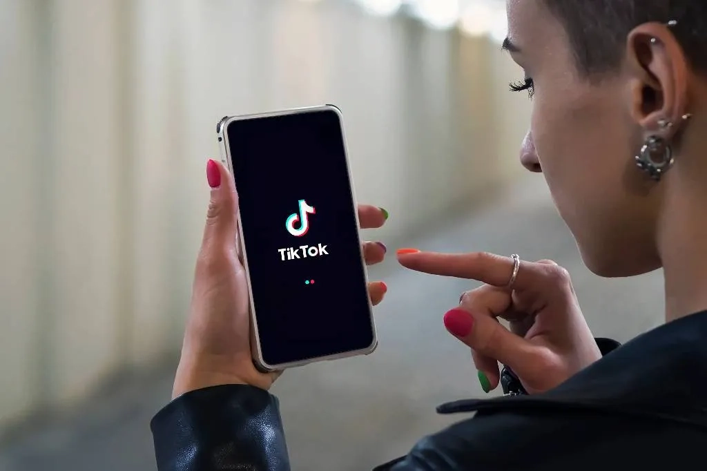 Американские зумеры массово звонят в службы спасения после удаления TikTok