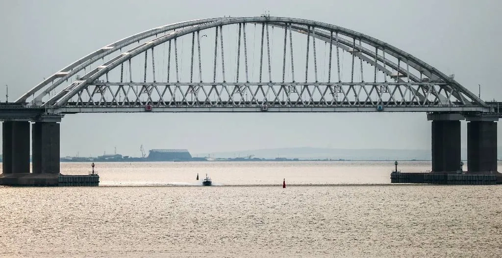 Перед Крымским мостом образовалась гигантская пробка