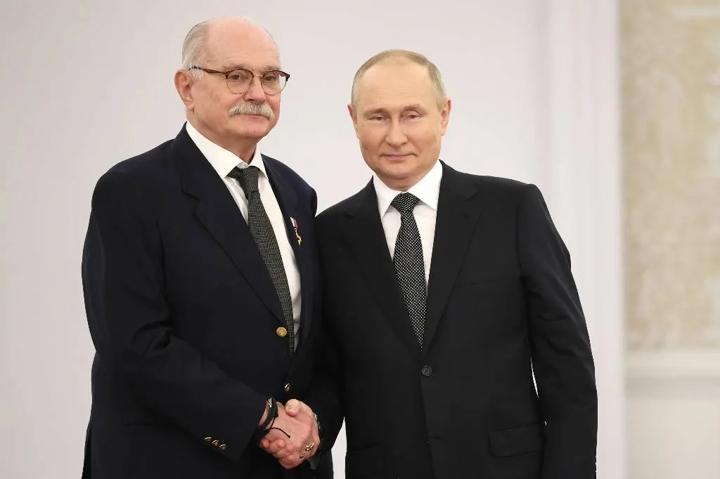 Путин вспомнил, как друг Никиты Михалкова облил его красным вином