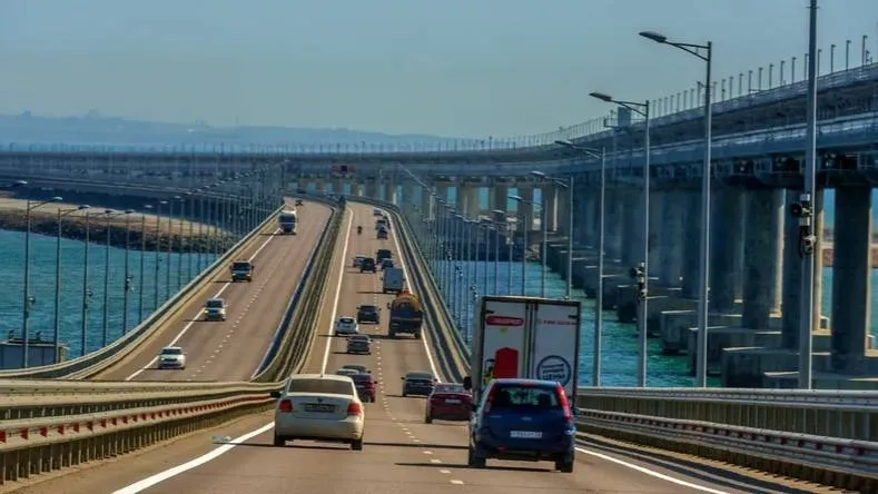 Движение по Крымскому мосту временно приостановили