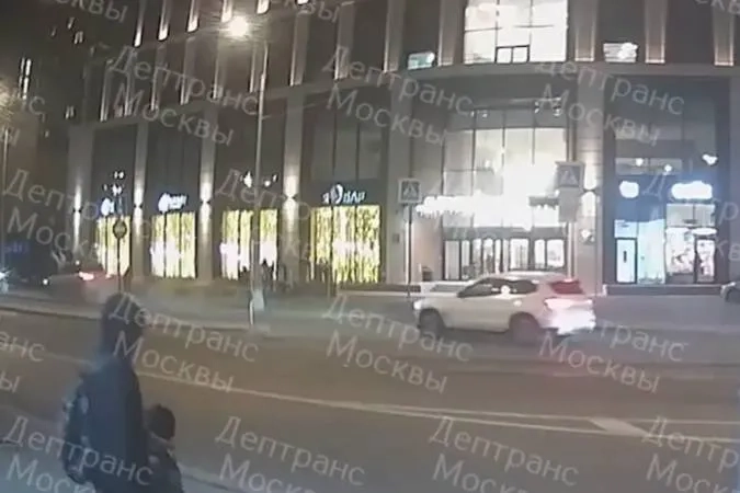 Момент тарана пьяным водителем людей в центре Москвы попал на видео