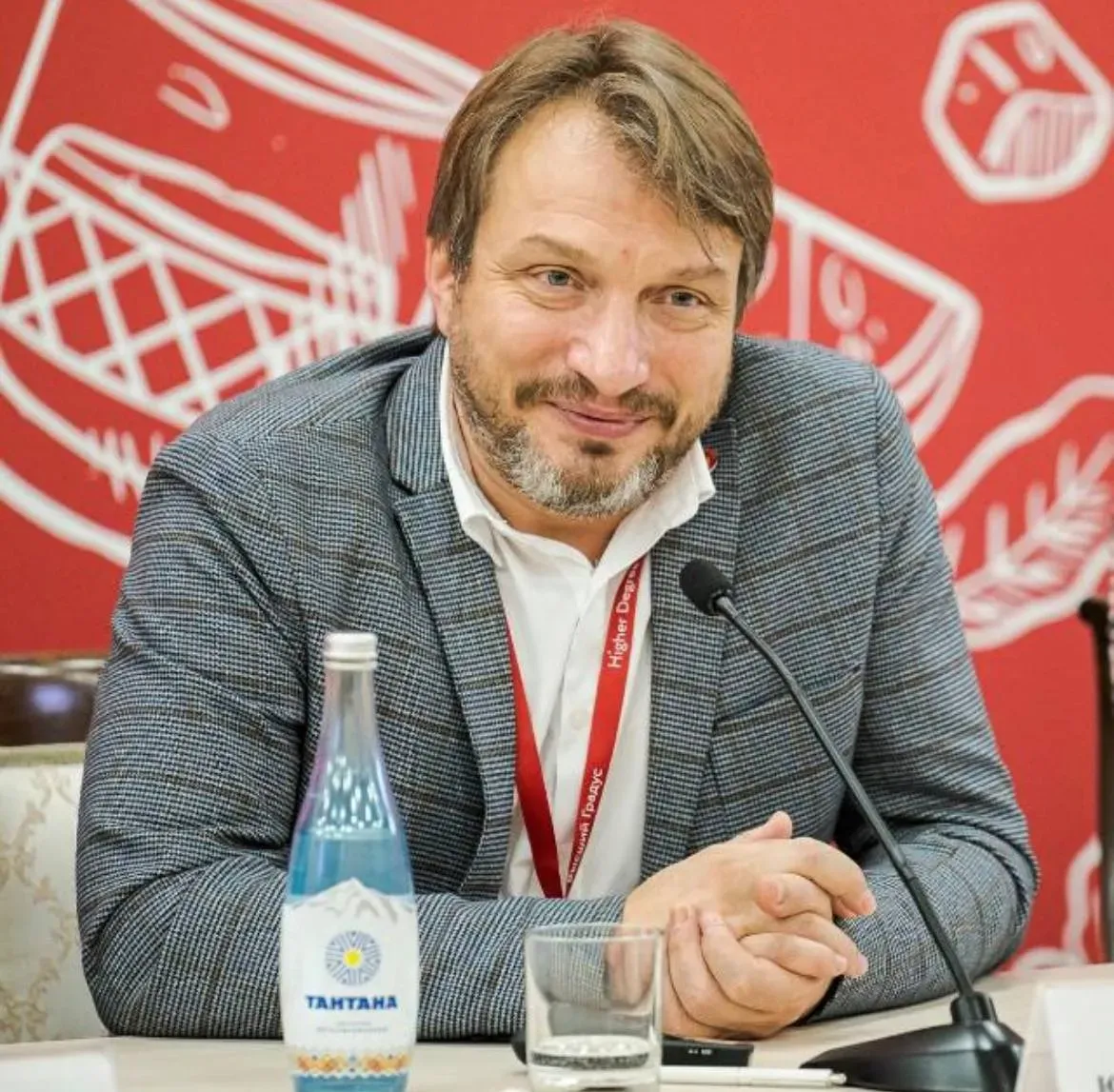 <p>Когда говорят о сочетаниях алкоголя, у нас вино не закусывают, а наоборот, еду запивают вином. Но раз президент сказал, что закусывать, он у нас с юмором, соответственно, давайте подумаем, что закусывать. Во-первых, [рассмотрим] салат оливье, особенно если туда добавлено тёртое яблочко, как в фильме "Служебный роман"</p>