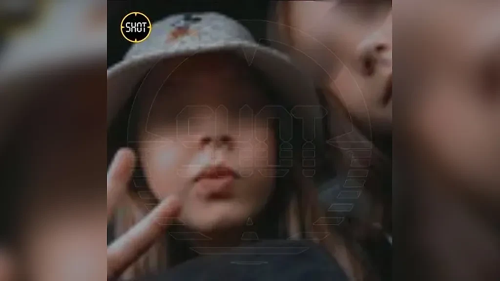 А. и её сестра-близняшка. Фото © t.me / SHOT