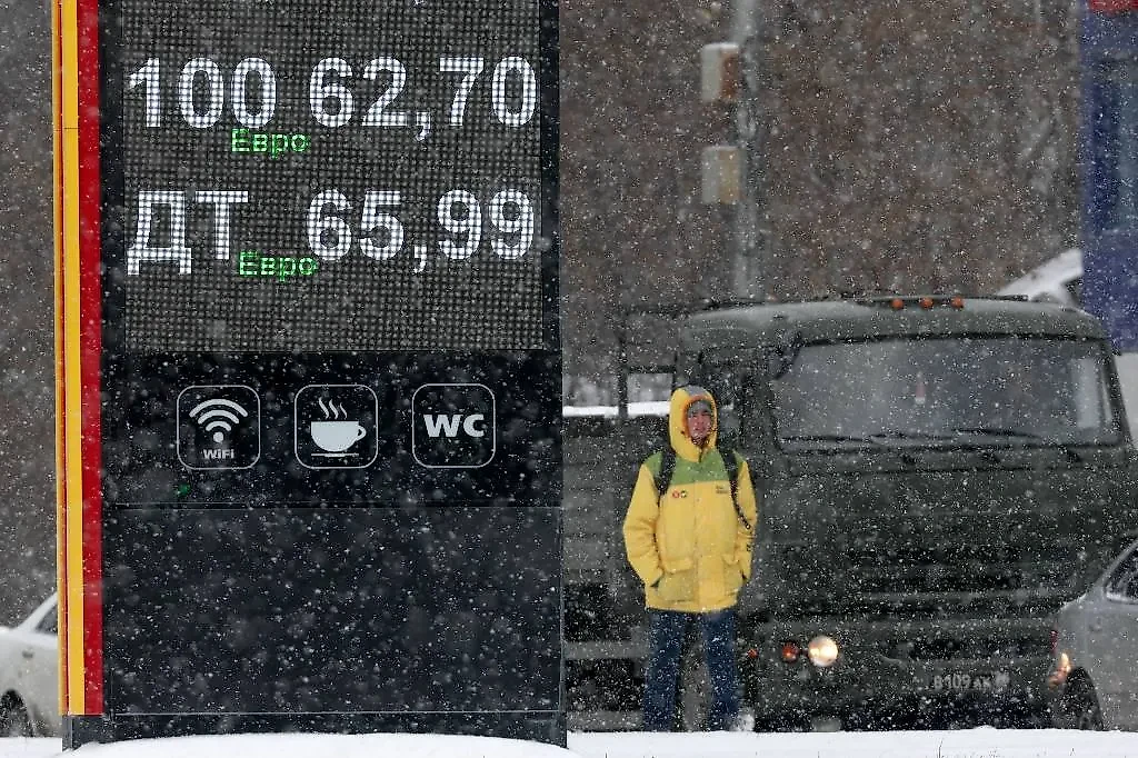Перед Новым годом исторически наблюдался рост цен на топливо. Фото © ТАСС / Кирилл Кухмарь