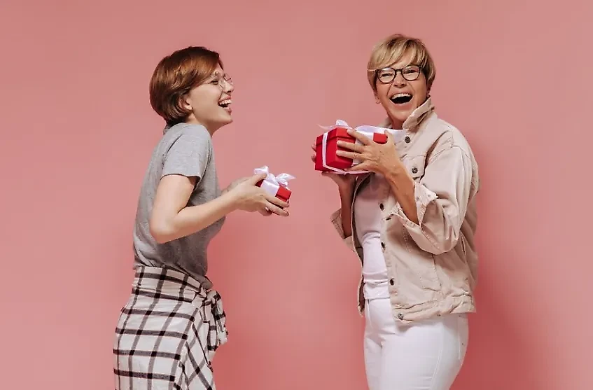 Игра в "Тайного Санту" может разладить отношения в коллективе. Фото © lookstudio / freepik