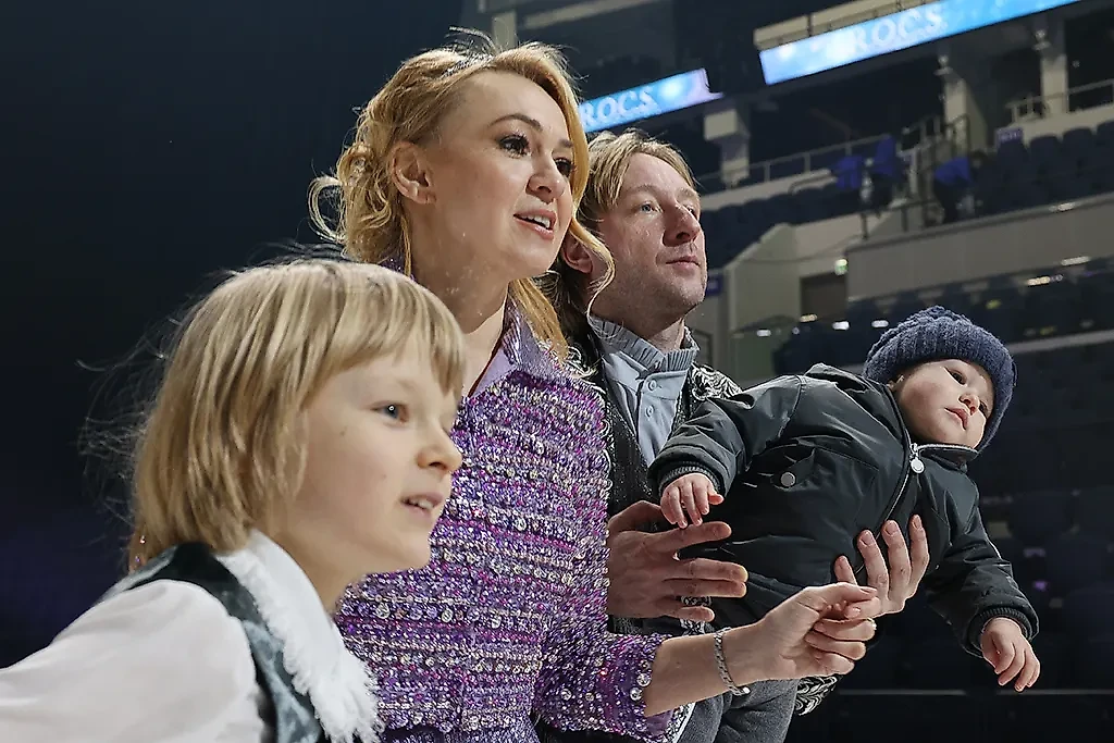 Фигурист Евгений Плющенко, его супруга продюсер Яна Рудковская и их сыновья Арсений (справа) и Александр (слева). Фото © ТАСС / Владимир Гердо