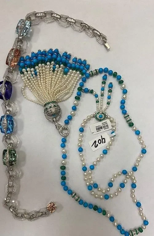 Драгоценности, обнаруженные у задержанного участника ОПГ. Обложка © ФТС России