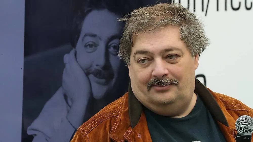 Дмитрий Быков*. Обложка © ТАСС / Сергей Карпухин