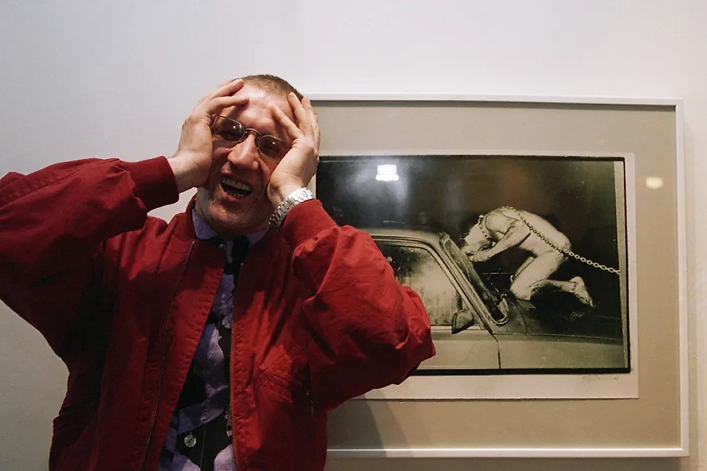 Художник Олег Кулик возле одной из своих работ, где вжился в образ собаки. Фото © ТАСС / Виктор Великжанин