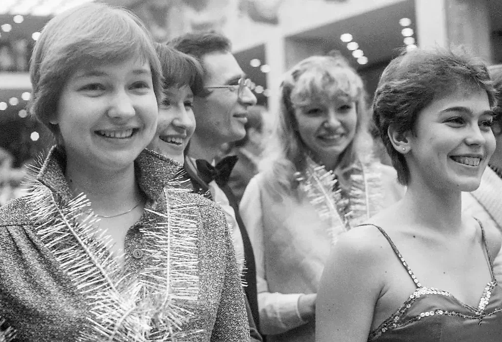 Если женщины шли в гости, то старались сшить или купить новые наряды, блеснуть новыми украшениями. Фото © ТАСС / Владимир Яцин