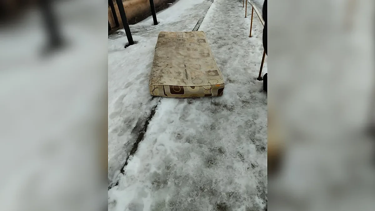 Матрас, упавший на голову пенсионерке из Башкирии. Обложка © VK / "Подслушано Чишмы"