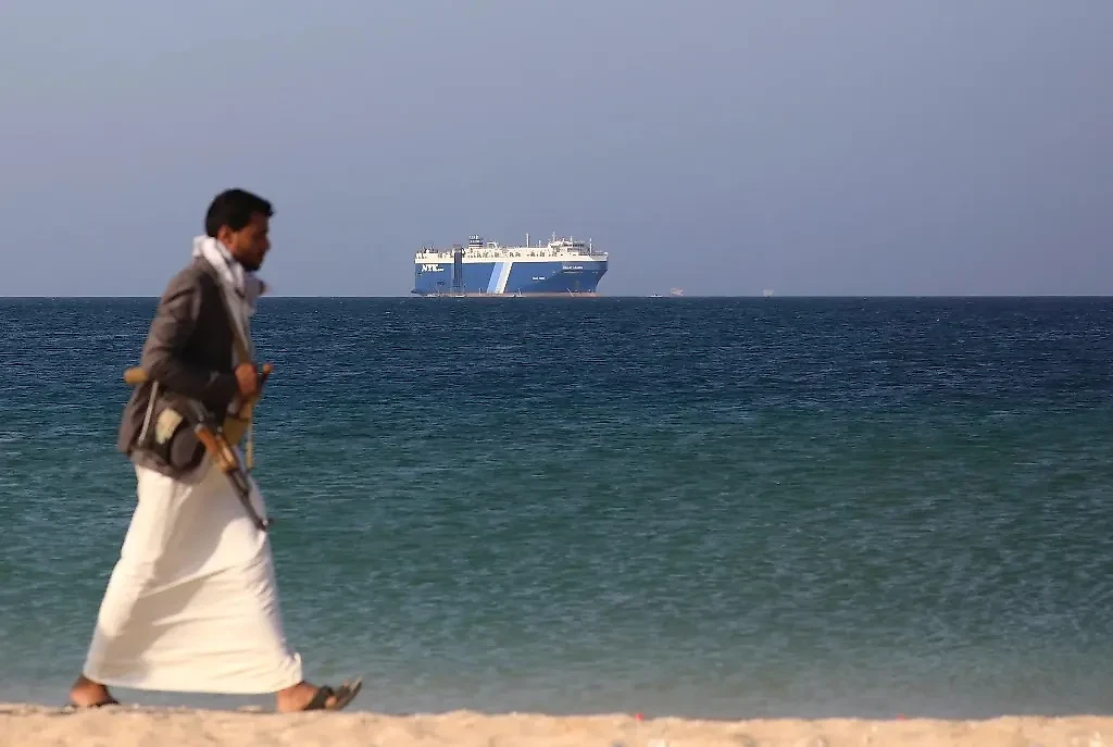 Захваченное хуситами в Аденском заливе израильское грузовое судно Galaxy Leader стоит на якоре у побережья Йемена. Фото © ТАСС / EPA / YAHYA ARHAB