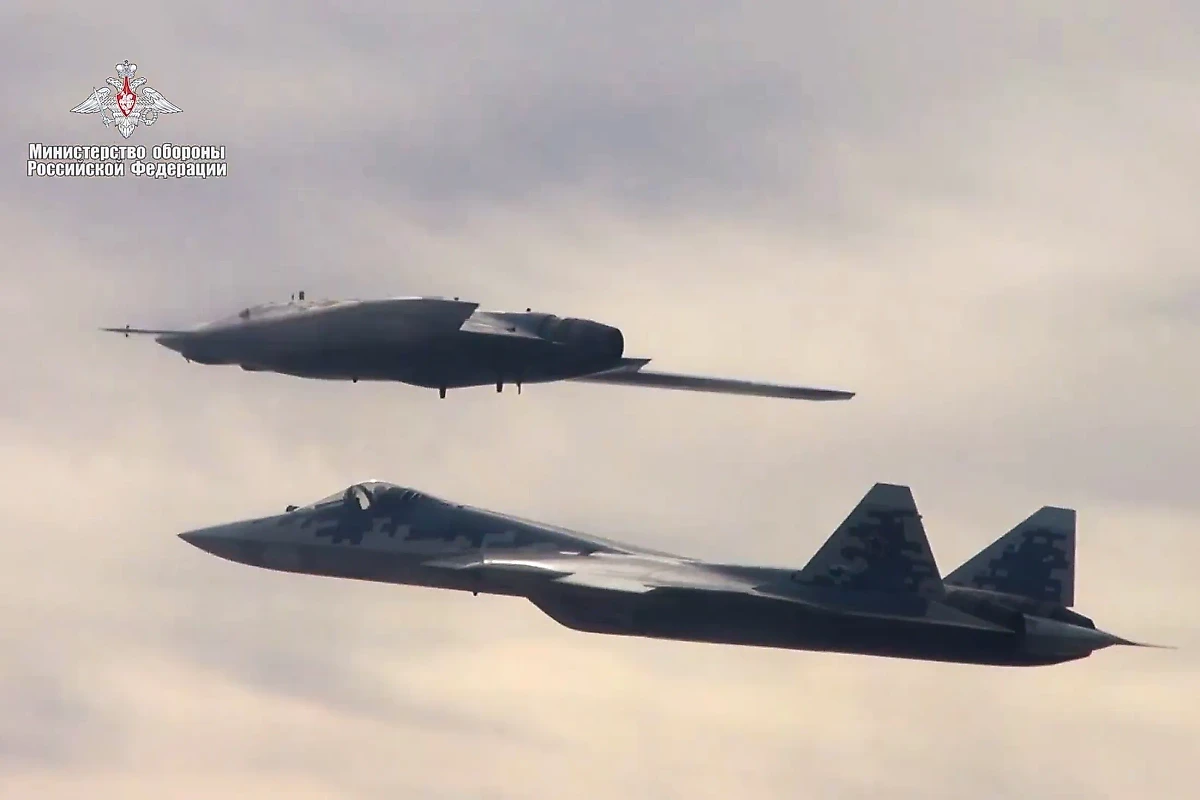 С-70 "Охотник" и Су-57, которые используются в зоне СВО. Фото © ТАСС / Минобороны РФ