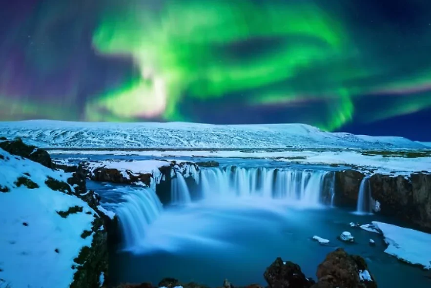 Северное (полярное) сияние — яркий пример изменения магнитного поля зимой и при низких температурах. Фото © Tawatchai07 / Freepik