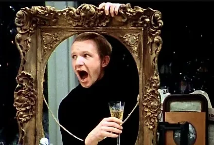 Женя до сих пор не сепарировался от матери. Кадр из фильма "Ирония судьбы, или С лёгким паром" (1975, СССР) / © Сайт "Кинопоиск"