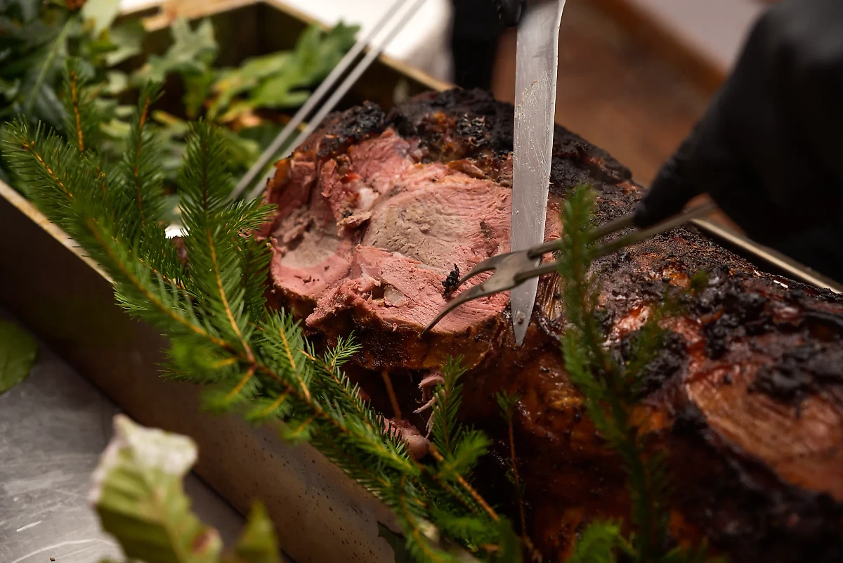 Главным блюдом в Рождество была свинина: рёбрышки, домашняя колбаса, зажаренные потроха, копчёный окорок или жареный кабанчик. Фото © Getty Images