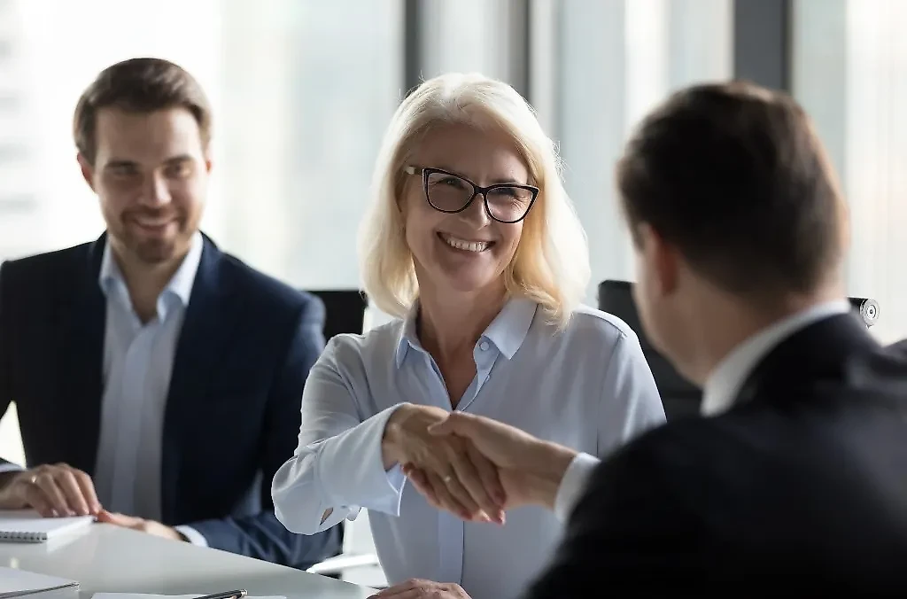 От женщин не ускользают невербальные сигналы тела других людей: позы, взгляды, изменения интонаций и даже цветовая гамма одежды. Фото © Shutterstock