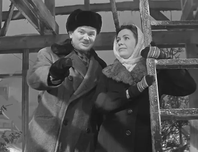 Ксан Ксаныч старше остальных героев этой истории. Кадр из кинофильма "Девчата" (СССР, 1961 год) / YouTube / Киноконцерн "Мосфильм"