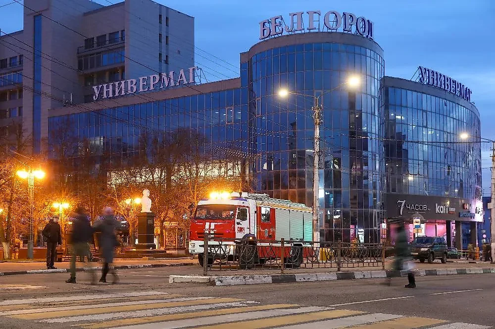 Автомобиль МЧС России едет на место обстрела города со стороны ВСУ. Фото © ТАСС / Павел Колядин