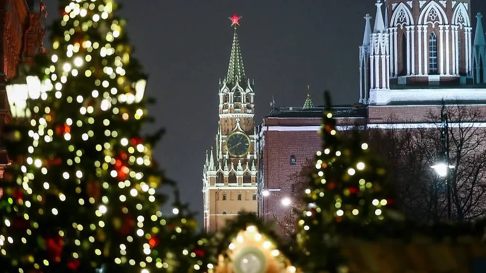 Новый год начинается с первым звуком перезвона курантов. Обложка © ТАСС / Сергей Бобылев