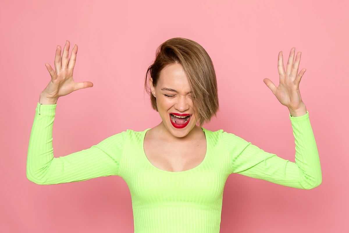 Женщины-истерички вульгарно одеваются, капризны и ревнивы. Обложка © Freepik / kamranaydinov