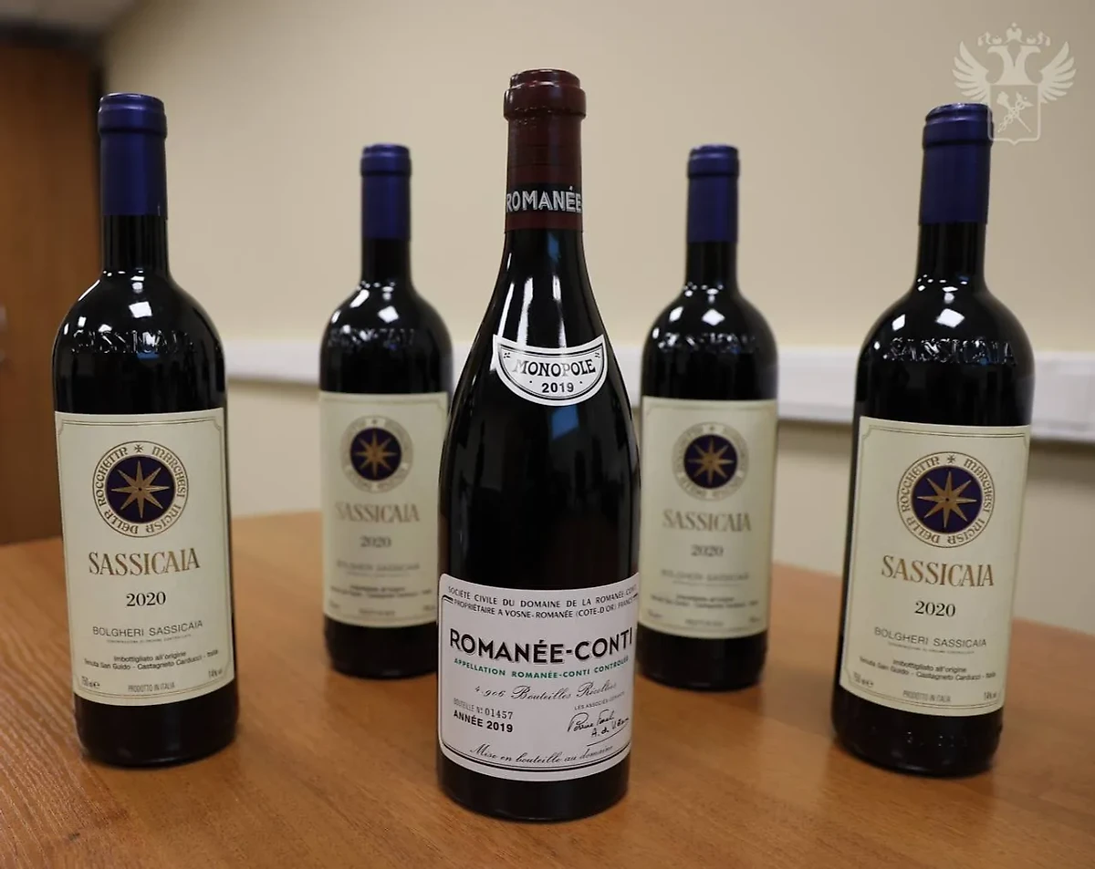 Бутылки вина, которые не задекларировал вьетнамец. Обложка © Telegram / ФТС России