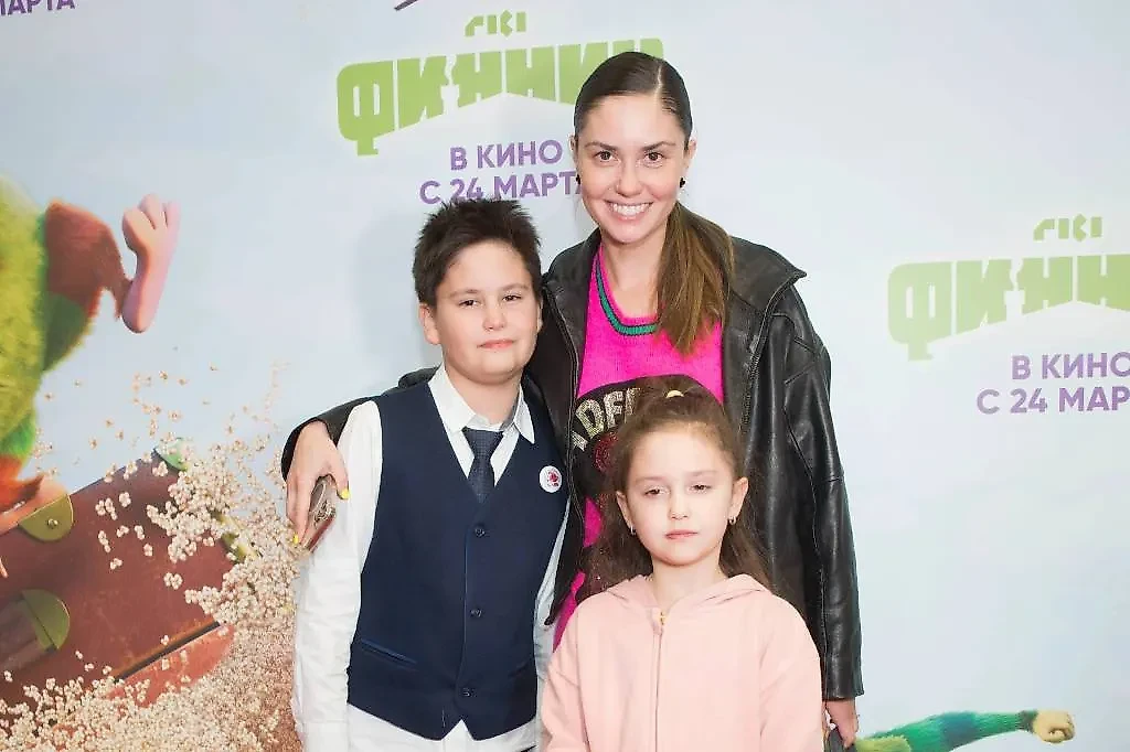 Агата Муцениеце с детьми. Обложка © ТАСС / Вадим Тараканов