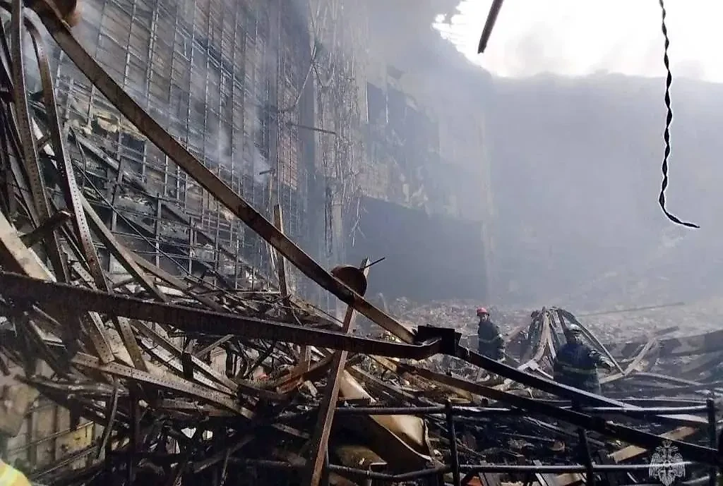 Последствия пожара в "Крокусе". Обложка © Telegram / МЧС России