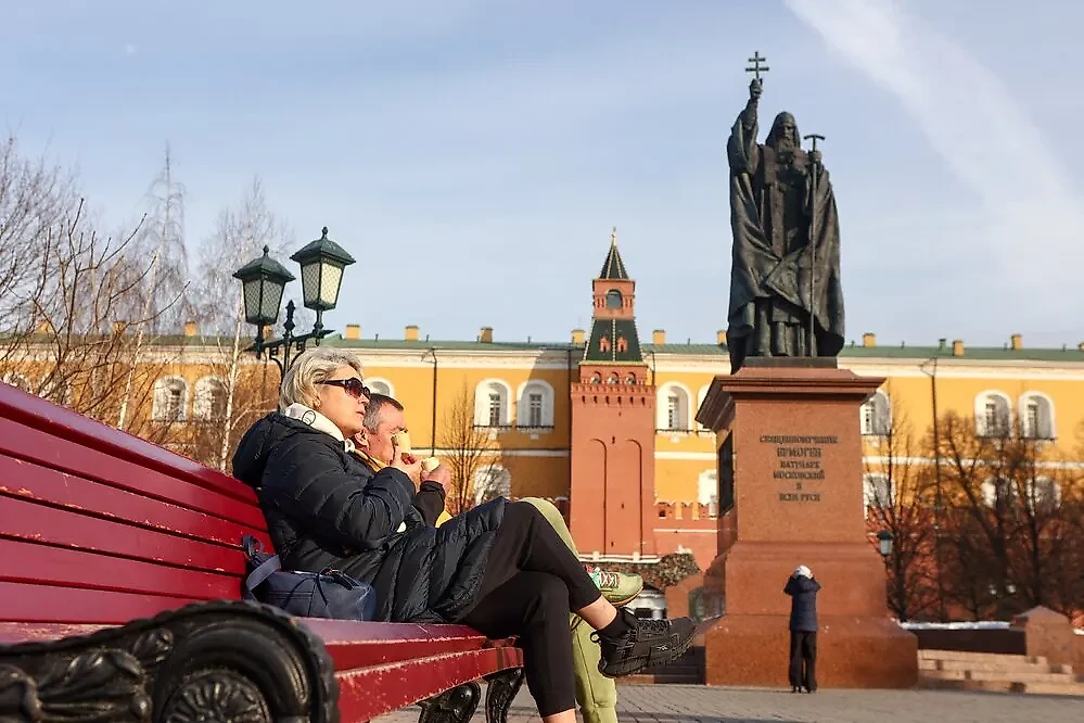 Горожане около Кремля. Обложка © Агентство "Москва" / Ярослав Чингаев