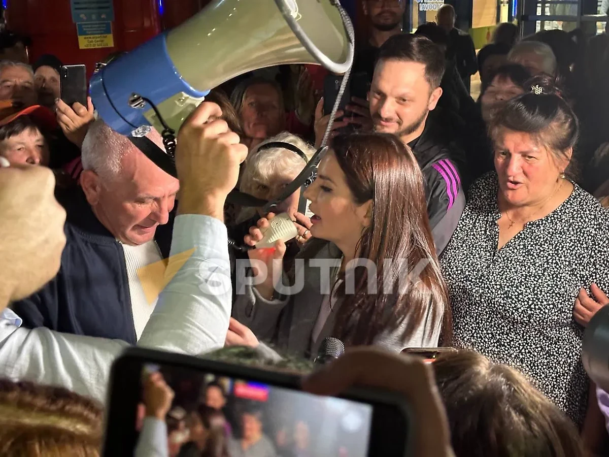 Так встречали башкана Гагаузии Евгению Гуцул у здания аэропорта после возвращения из Москвы. Обложка © Telegram / "Sputnik Молдова"