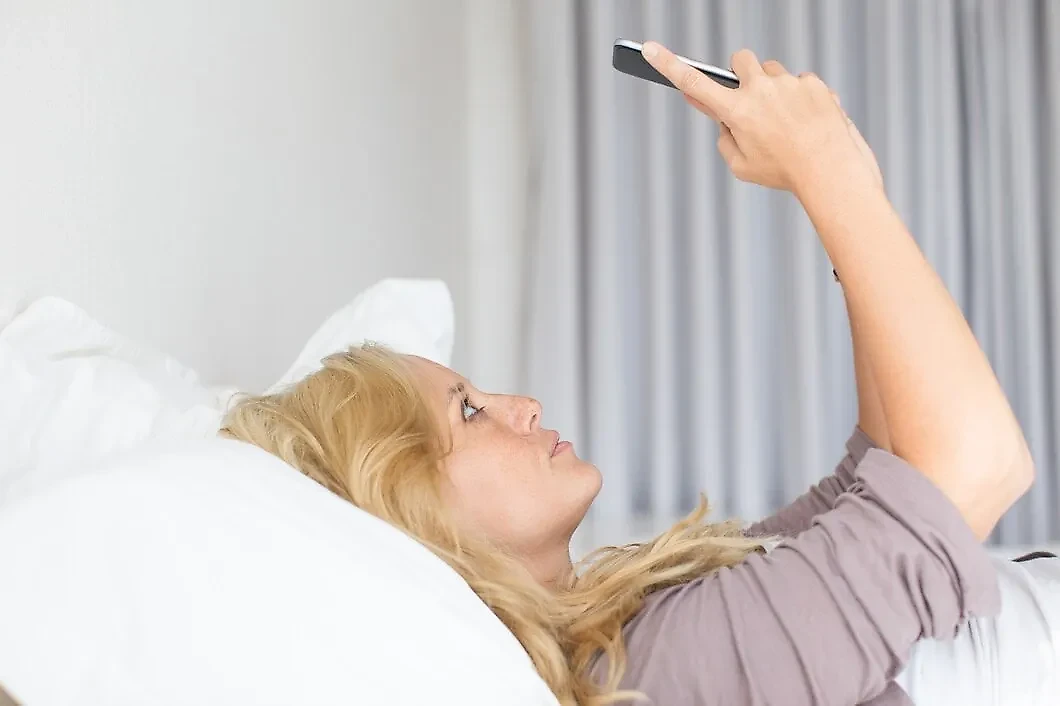 Худший друг часто игнорирует личные границы — например, звонит ночью или требует ответить ему, когда вы заняты. Фото © Freepik / katemangostar