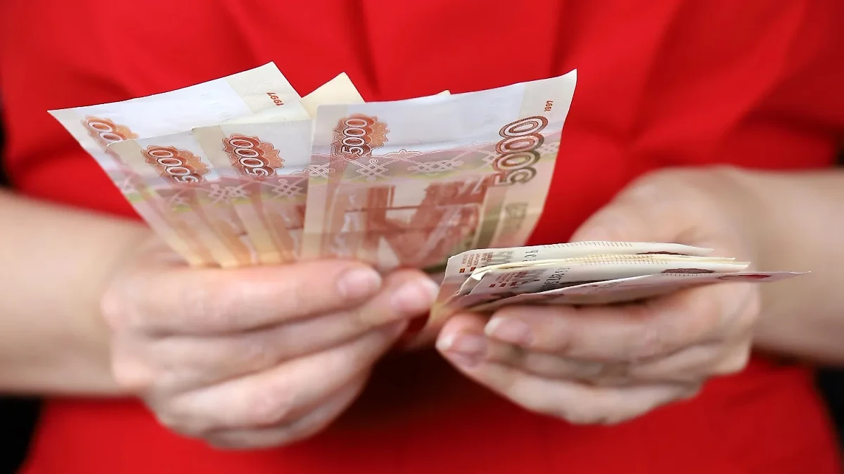 Один из эффективных и простых обрядов на деньги — пересчитывать купюры и произносить одну заветную фразу. Фото © Shutterstock / FOTODOM