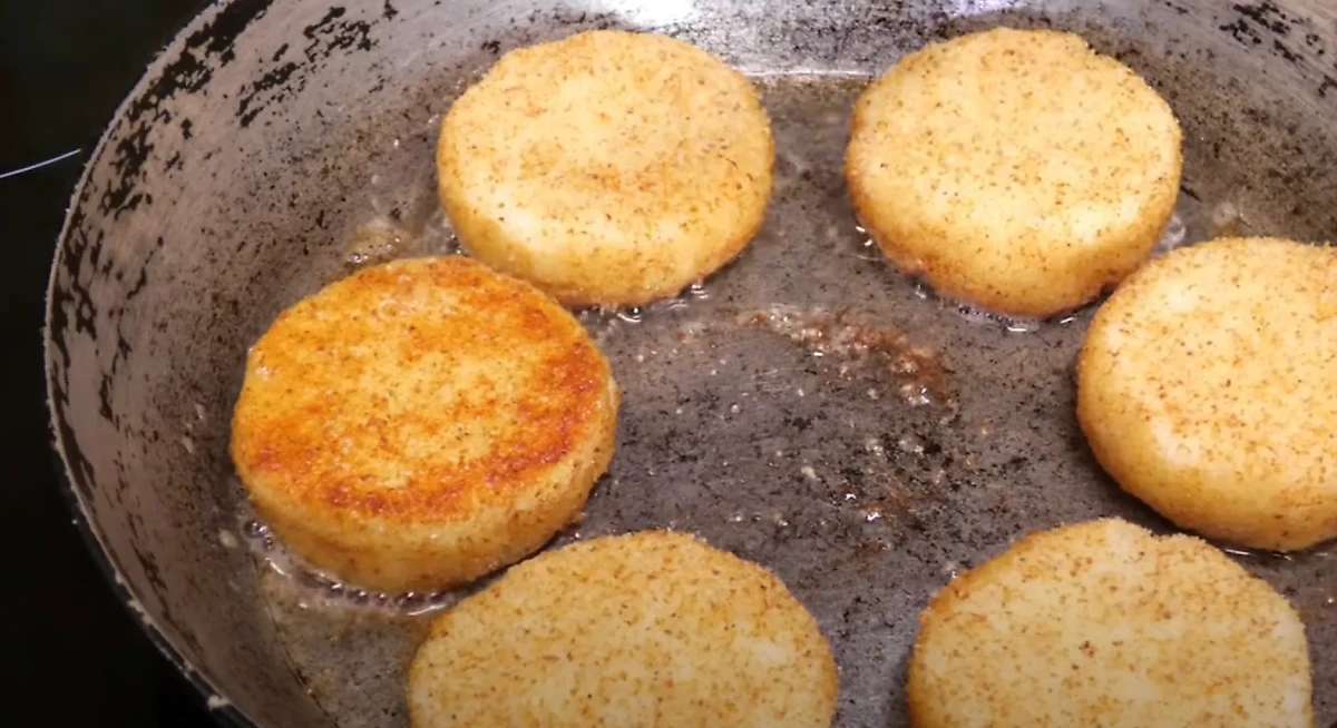 Рецепт манных биточков на молоке из советской эпохи. Фото © Youtube / Любовь Сазонова